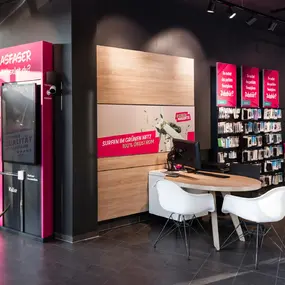 Telekom Shop Innenraum mit Beratungstisch, Glasfaser- und Zubehör-Displays