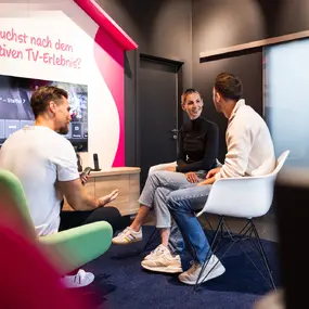 Beratung im TV-Shop: Kunden testen Smart-TV und Streaming am Bildschirm
